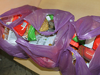 В Твери продолжается выдача продуктовых наборов школьникам