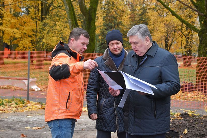  Глава города Твери Алексей Огоньков проинспектировал ход работ по установке новых игровых комплексов
