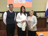 Тверским школьникам в преддверии Дня Конституции торжественно вручили паспорта