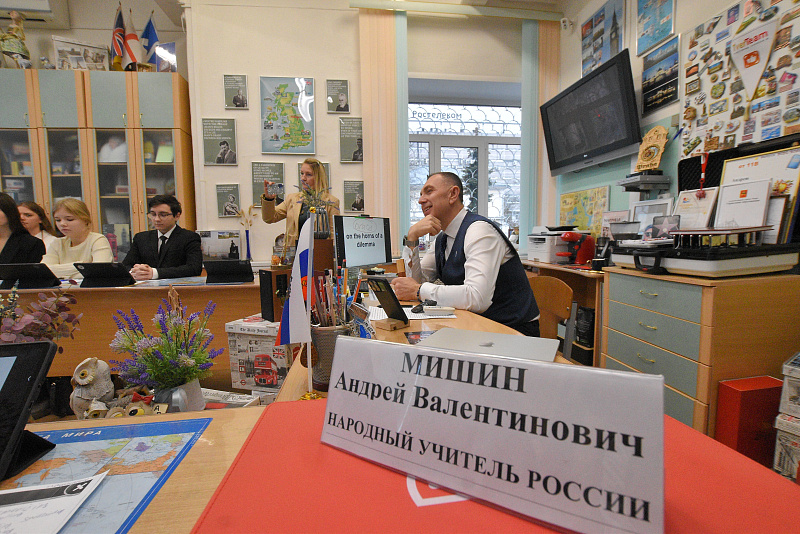 Народный учитель РФ Андрей Мишин представил для педагогов проект «Секреты профессионального успеха от Мастеров»