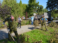 В Твери в парке Победы прошел субботник