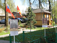 В Твери жители дома №54 по улице Пичугина организовали у себя во дворе аллею  в честь воевавших родственников 