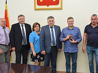 Гонщик Евгений Павлов награжден памятным знаком главы города Твери 