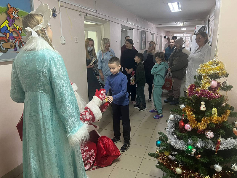 Поздравление детей с наступающим Новым годом и Рождеством!