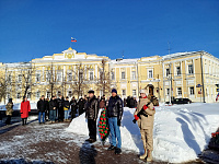 23 февраля 2026 года в День воинской славы России - День защитника Отечества состоялась церемония возложения цветов и венков к братскому захоронению на площади Ленина