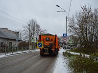 В Твери ведется расчистка и обработка дорог