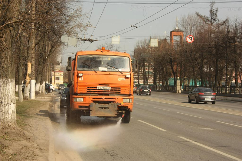 Пыль на дорогах Твери убирают с помощью поливомоечных машин