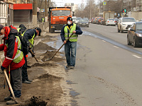 В Твери продолжаются работы по уборке смёта и обработке дорог