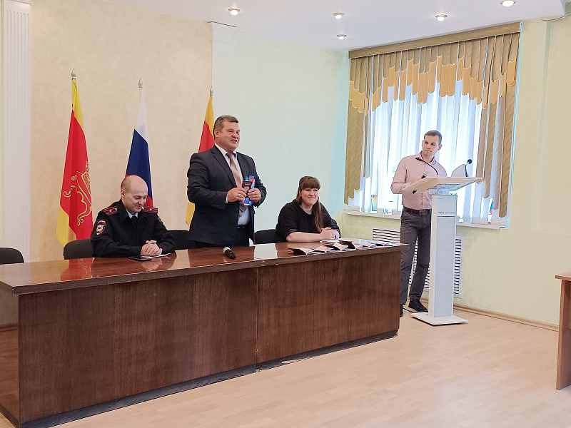 В Администрации Пролетарского района состоялась торжественная церемония вручения паспортов, приуроченная ко Дню народного единства