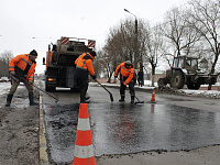 В Твери продолжается уборка улиц и устранение повреждений на дорогах