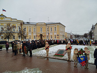 В День освобождения города Калинина от немецко-фашистских захватчиков состоялась церемония возложения цветов и венков к братскому захоронению на площади Ленина