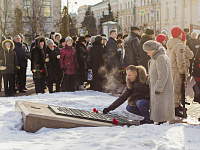 Церемония возложения цветов и венков к братскому захоронению на площади Ленина