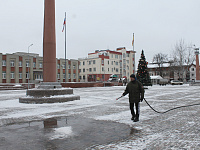 В Твери, на площади Славы, начали заливать каток