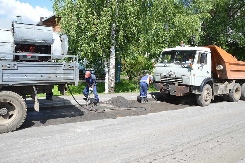 В Твери продолжаются работы по аварийно-ямочному ремонту дорог