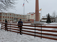 В Твери, на площади Славы, начали заливать каток