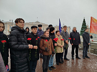 В День освобождения города Калинина от немецко-фашистских захватчиков состоялась церемония возложения цветов и венков к братскому захоронению на площади Ленина