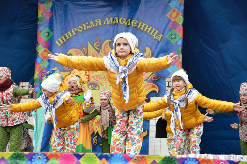 В Твери отмечают Масленицу