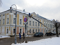 Тверские кровли чистят от наледи и сосулек