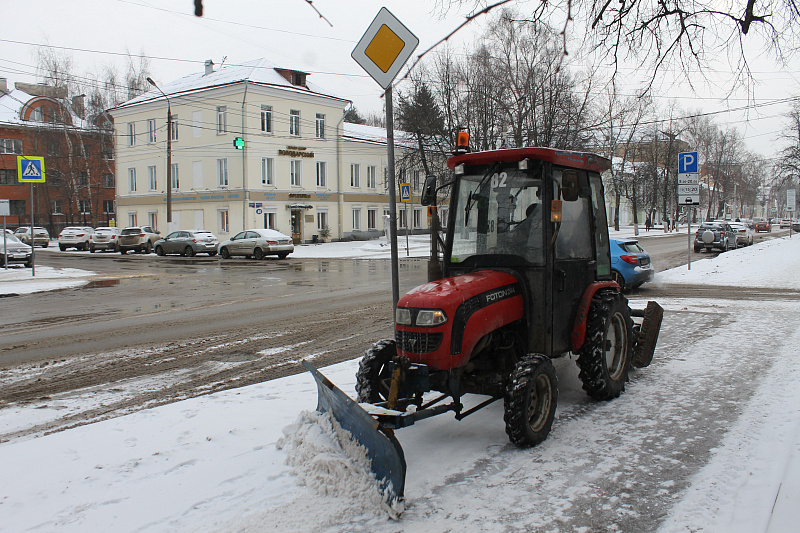 В Твери продолжается расчистка улиц и вывоз снега 