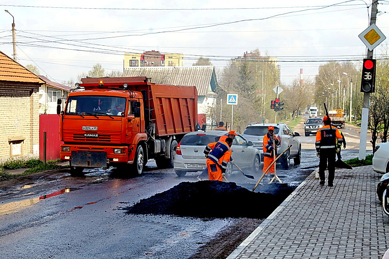 В Твери продолжаются работы по ремонту дорог