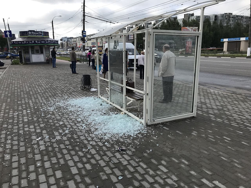 В Твери вандалы повредили остановки в Пролетарском районе 