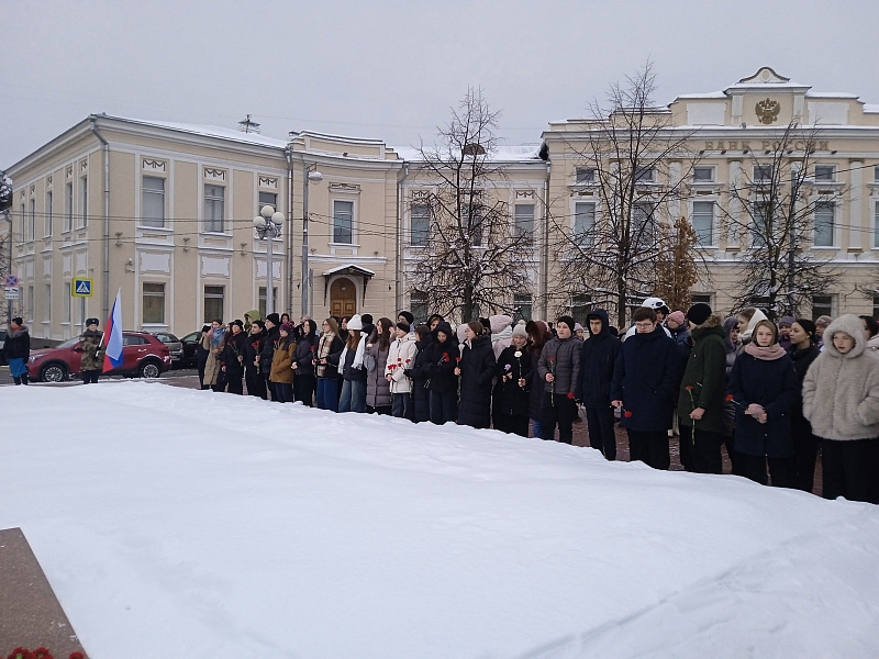 16 декабря 2024 года в День освобождения города Калинина от немецко-фашистских захватчиков состоялась церемония возложения цветов и венков к братскому захоронению на площади Ленина