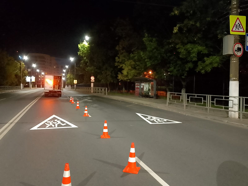 В Твери к 1 сентября обновили дорожные знаки и разметку возле объектов соцсферы