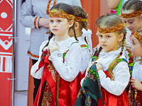 В детских садах и школах Твери празднуют 8 Марта