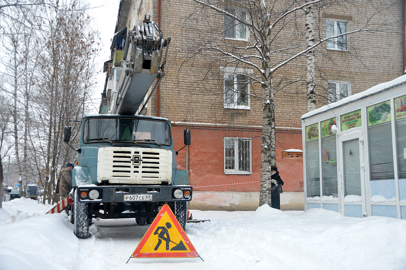 В Твери продолжаются работы по очистке кровель зданий