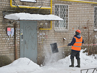 В Твери ведется работа по очистке кровель от наледи и сосулек