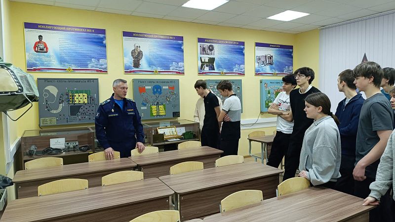 17 ноября 2025 военный учебный центр посетили учащиеся старших классов МОУ СОШ №20