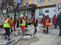 В Твери усилена работа по расчистке тротуаров от снега