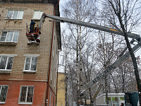 В Твери продолжаются работы по очистке кровель зданий