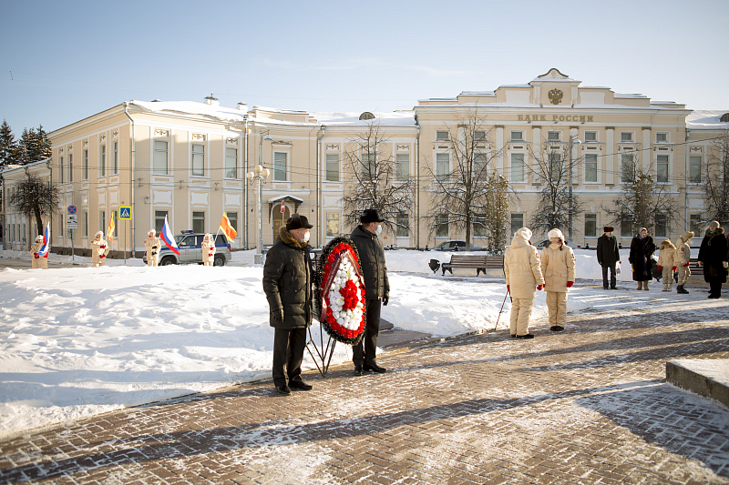 23 февраля 2021 года в День защитника отечества состоялась церемония возложения цветов и венков к братскому захоронению на площади Ленина