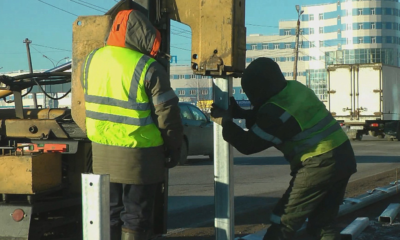 В Твери на Московском шоссе идёт монтаж барьерного ограждения