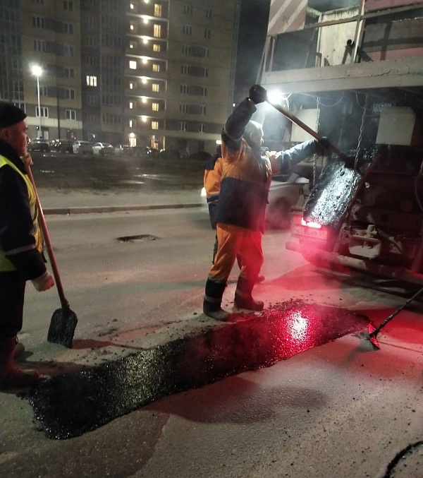 В Твери продолжаются работы по устранению повреждений на дорогах
