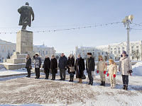 23 февраля 2021 года в День защитника отечества состоялась церемония возложения цветов и венков к братскому захоронению на площади Ленина