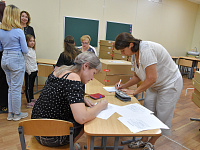 В Твери продолжается выдача школьной формы 