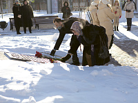 23 февраля 2021 года в День защитника отечества состоялась церемония возложения цветов и венков к братскому захоронению на площади Ленина