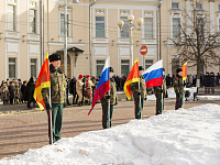 Церемония возложения цветов и венков к братскому захоронению на площади Ленина