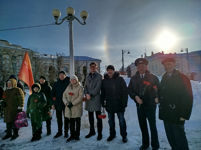 23 февраля 2026 года в День воинской славы России - День защитника Отечества состоялась церемония возложения цветов и венков к братскому захоронению на площади Ленина