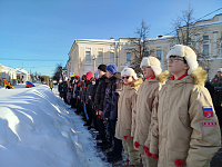 23 февраля 2026 года в День воинской славы России - День защитника Отечества состоялась церемония возложения цветов и венков к братскому захоронению на площади Ленина