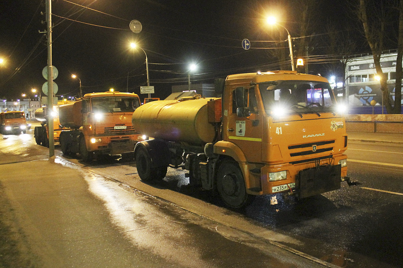 В Твери продолжаются работы по уборке и дезинфекции улично-дорожной сети