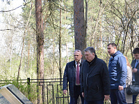 Глава города Твери Алексей Огоньков проверил благоустройство воинских захоронений