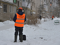 В Твери ведется работа по очистке кровель от наледи и сосулек