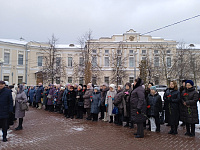 16 декабря 2024 года в День освобождения города Калинина от немецко-фашистских захватчиков состоялась церемония возложения цветов и венков к братскому захоронению на площади Ленина