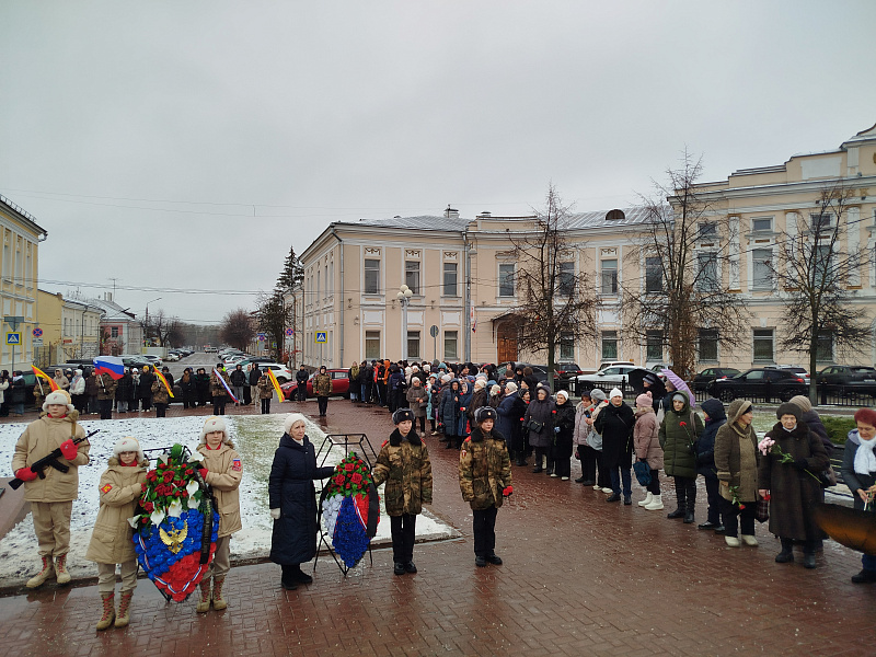В День освобождения города Калинина от немецко-фашистских захватчиков состоялась церемония возложения цветов и венков к братскому захоронению на площади Ленина