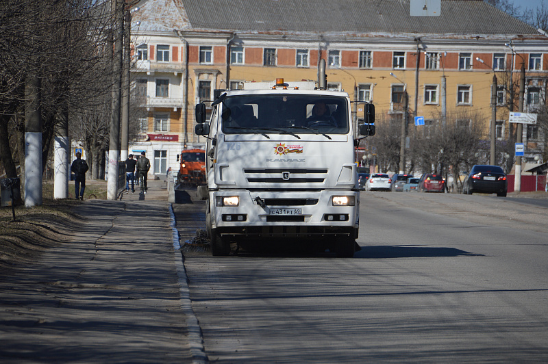 В Твери ведётся круглосуточная уборка дорог и тротуаров