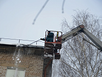 В Твери продолжаются работы по очистке кровель зданий