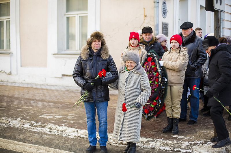 Церемония возложения цветов и венков к братскому захоронению на площади Ленина
